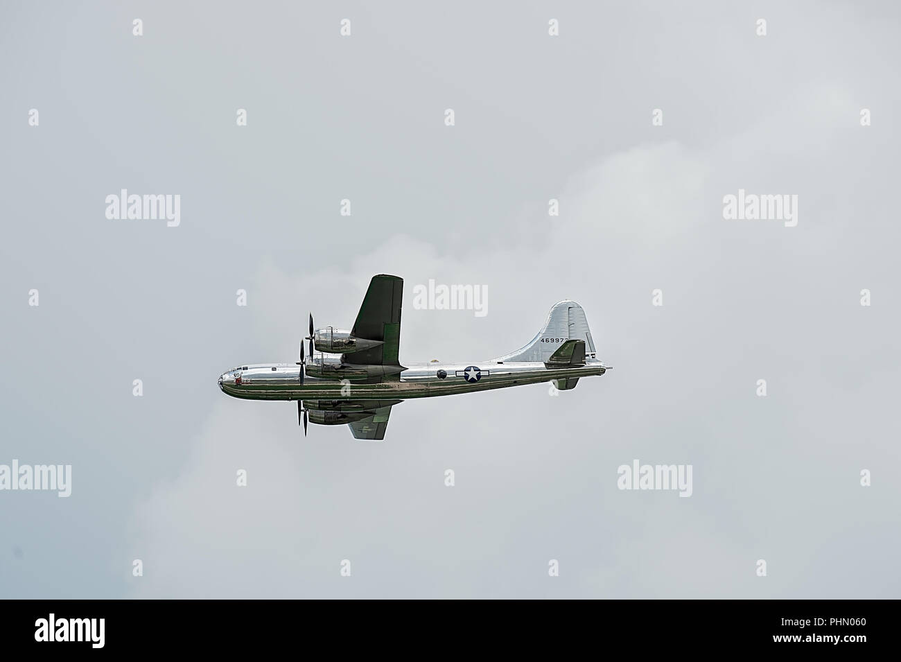 Oshkosh, WI - 28 Luglio 2018: un B-29 bombardiere Superfortress battenti intorno, demostrating potenza da oltre 60 anni fa. Foto Stock