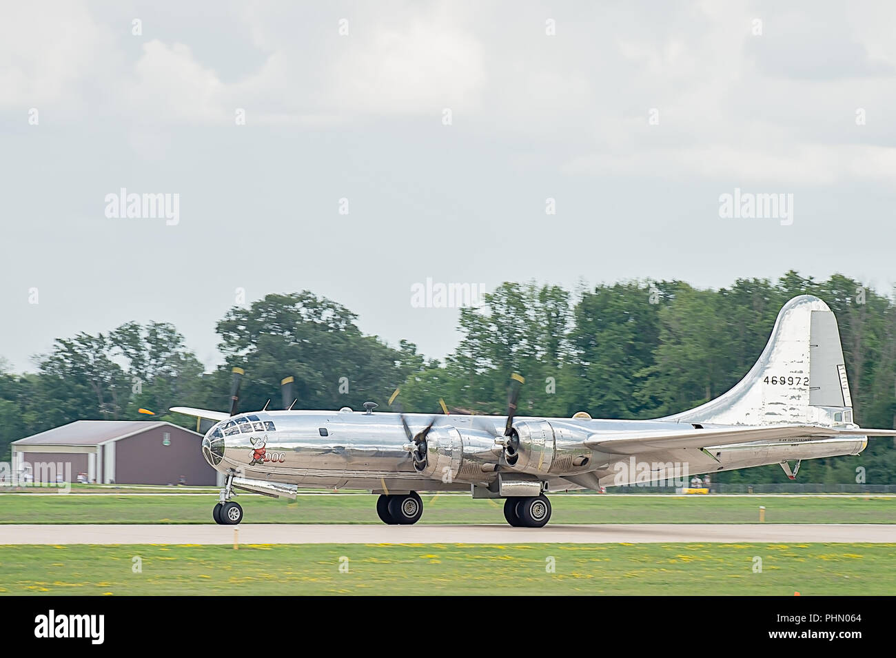 Oshkosh, WI - 28 Luglio 2018: un B-29 bombardiere Superfortress di atterraggio o di decollo. Foto Stock