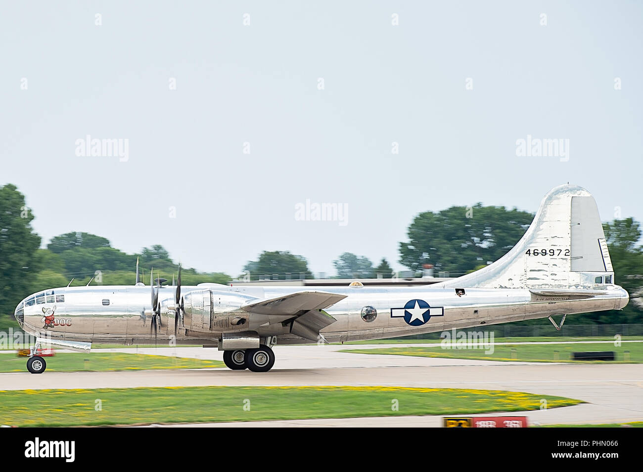 Oshkosh, WI - 28 Luglio 2018: un B-29 bombardiere Superfortress di atterraggio o di decollo. Foto Stock