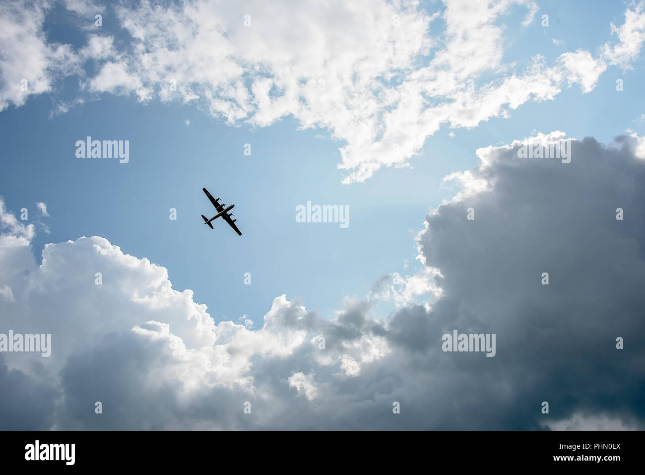 Un bombardiere della seconda guerra mondiale flying overhead circondato da nuvole Foto Stock