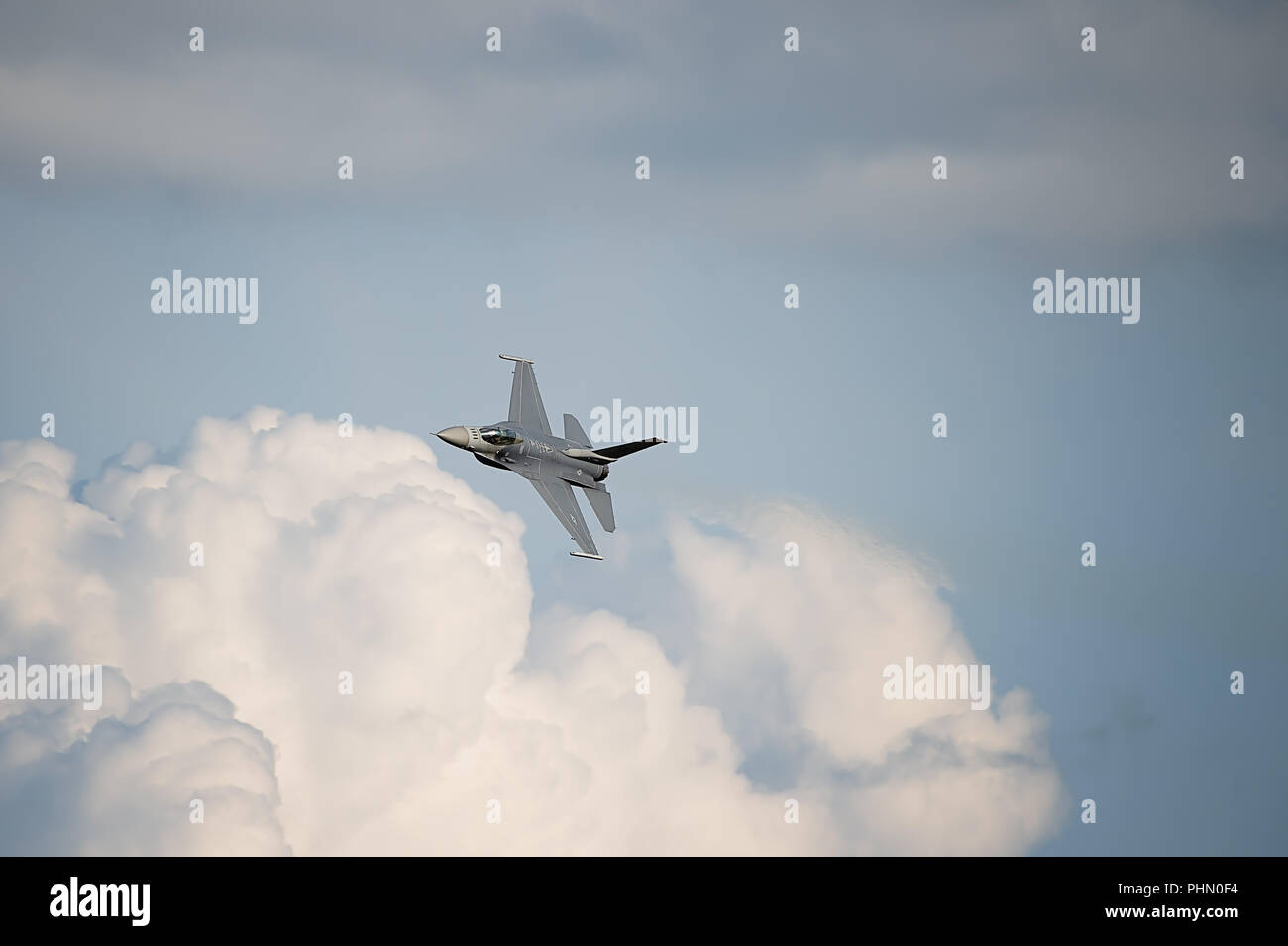 Oshkosh, WI - 28 Luglio 2018: un F-16 flying falcon di iniziare a girare con le nuvole in background all'Airshow di CEA. Foto Stock