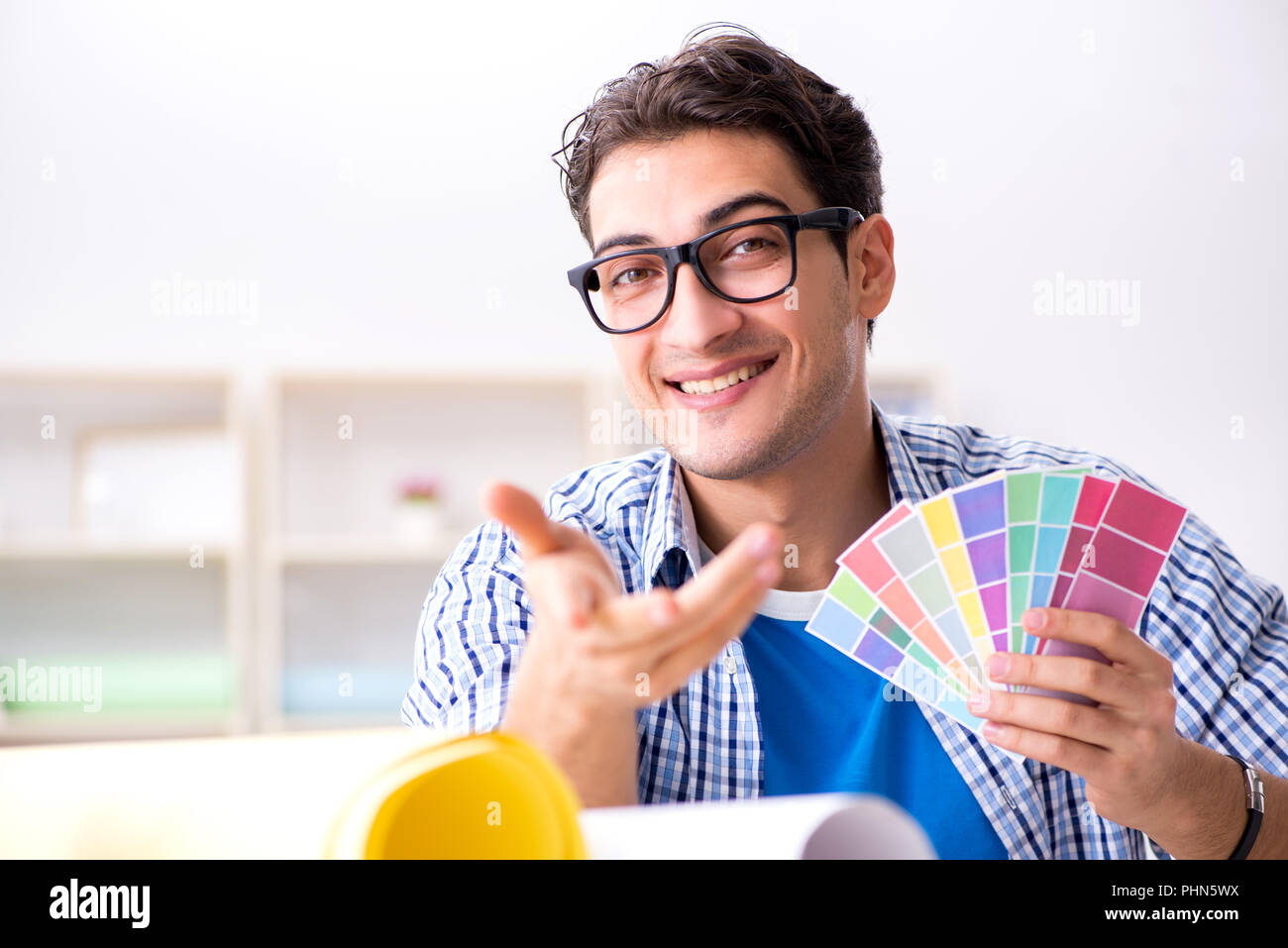 I giovani designer a lavorare su un nuovo progetto e scegliendo i colori Foto Stock