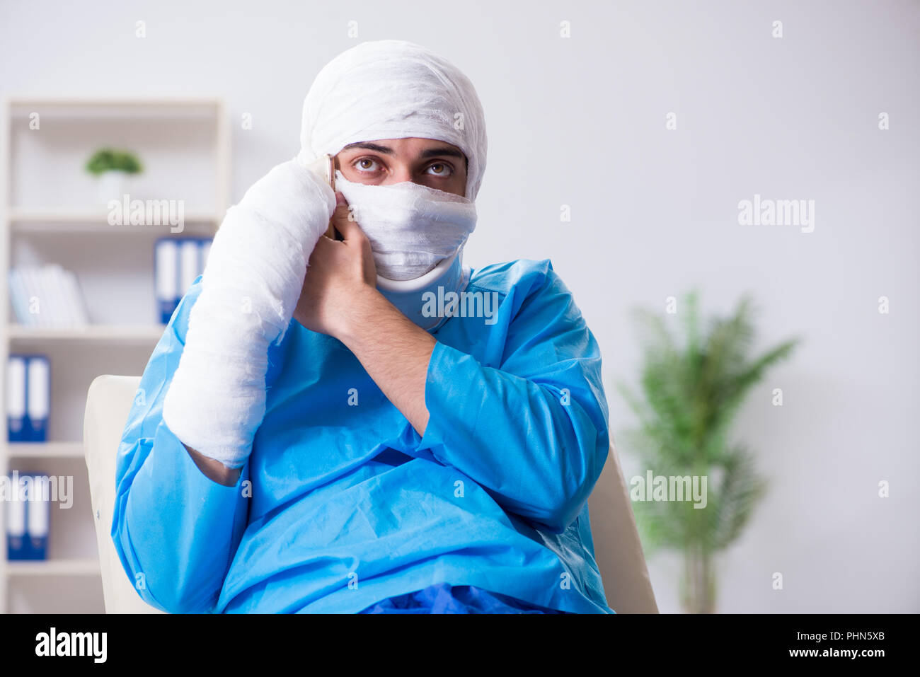 L uomo che soffre di più le ossa rotte e fratture Foto Stock