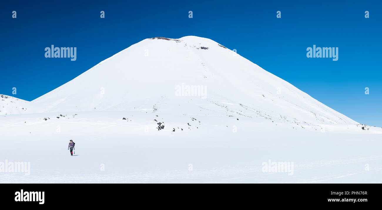 Donna inverno passeggiate in montagna in Nuova Zelanda il parco nazionale di Tongariro Crossing Foto Stock