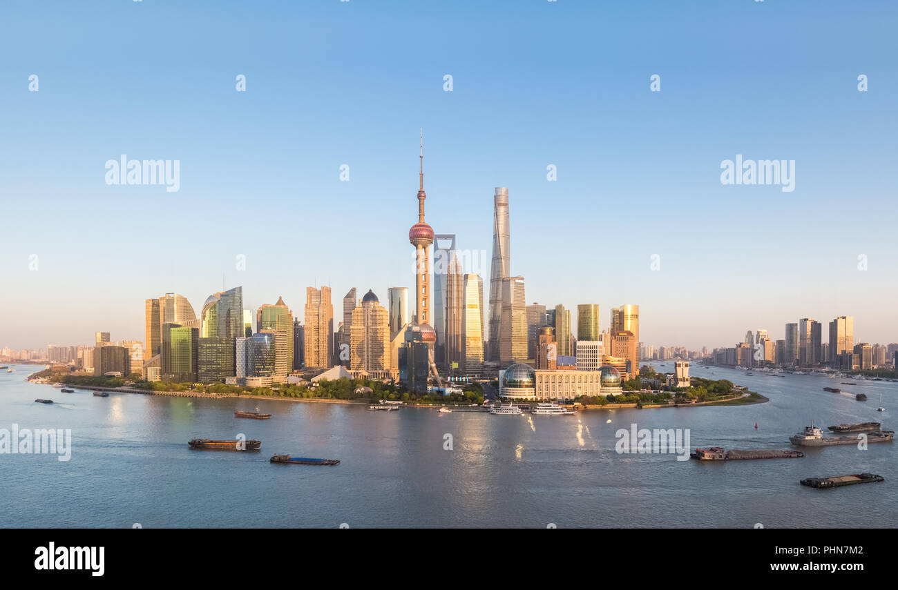 Lo skyline di Shanghai al crepuscolo Foto Stock