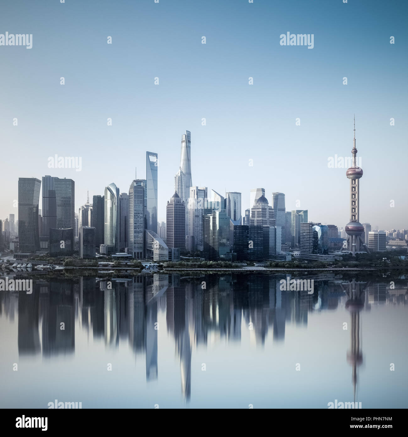 Lo skyline di Shanghai in mattinata con la riflessione Foto Stock