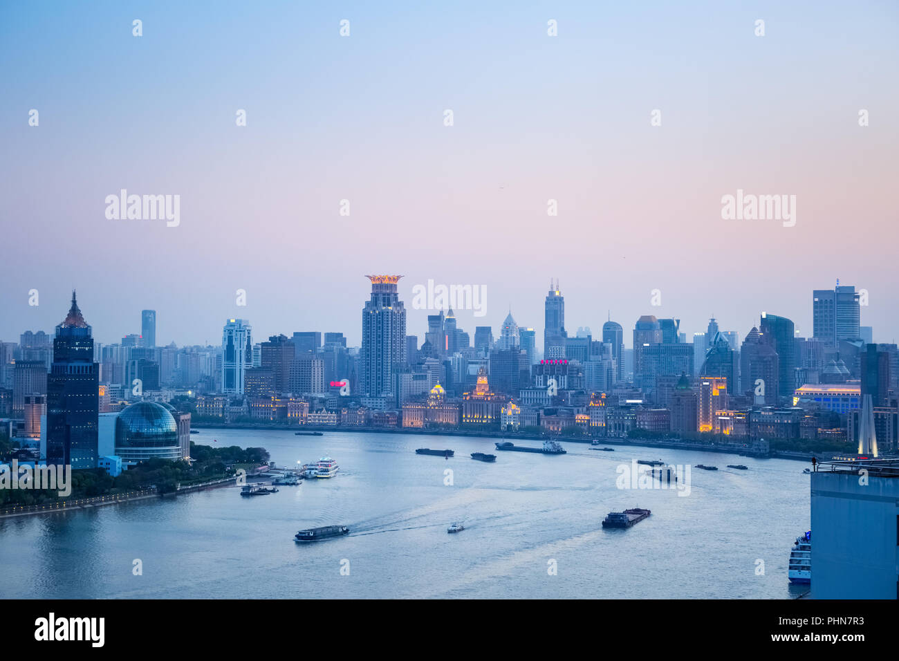 Shanghai sul fiume Huangpu e il Bund in nightfall Foto Stock
