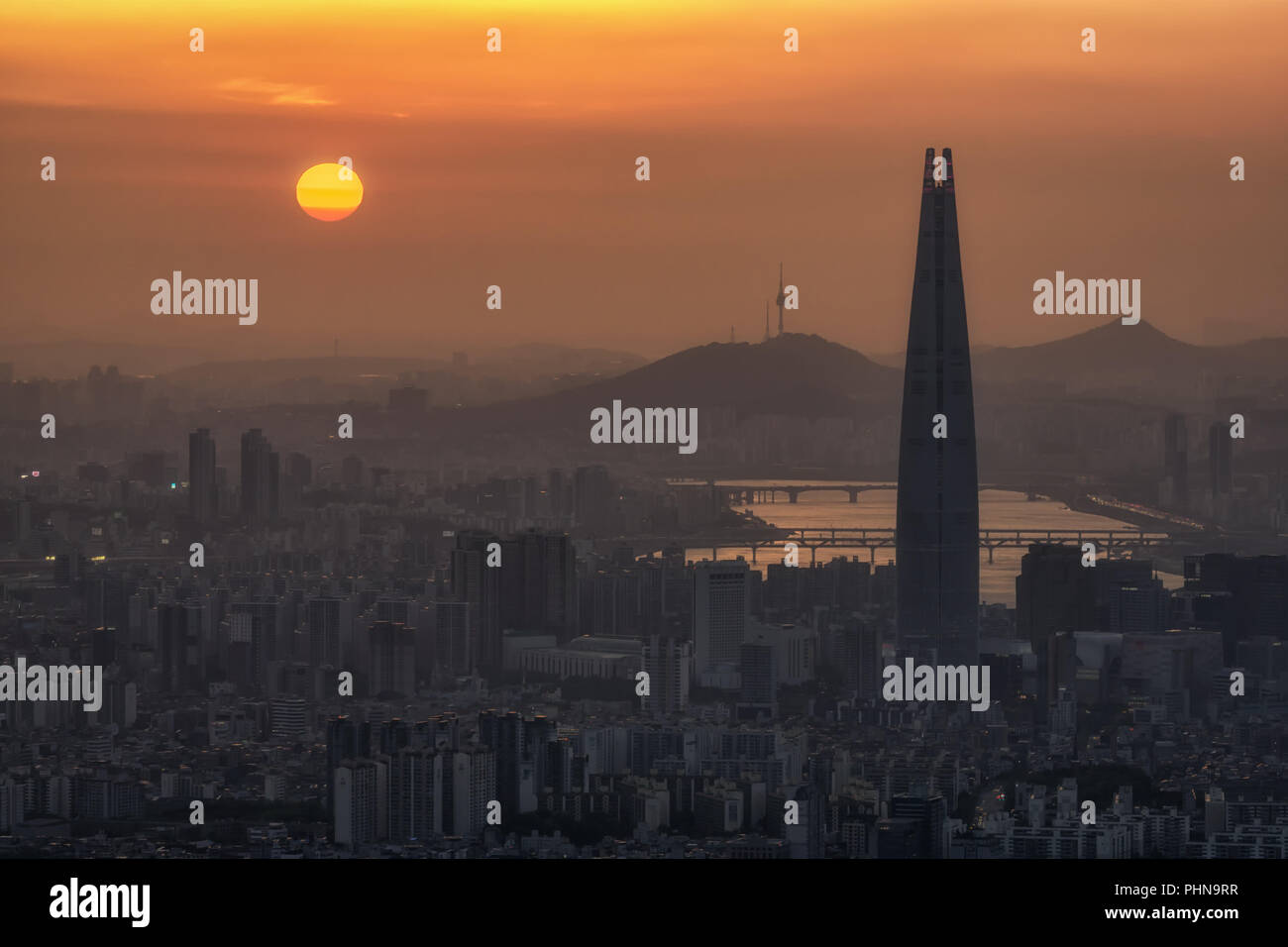Tramonto su aria polverosa in Seoul Foto Stock