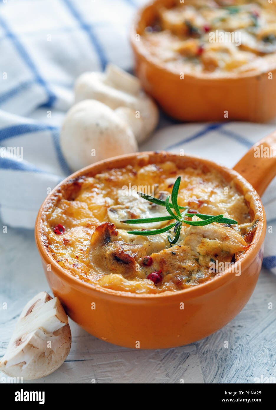 I funghi porcini arrosto, carne di pollo e formaggio gratinato in padella. Foto Stock