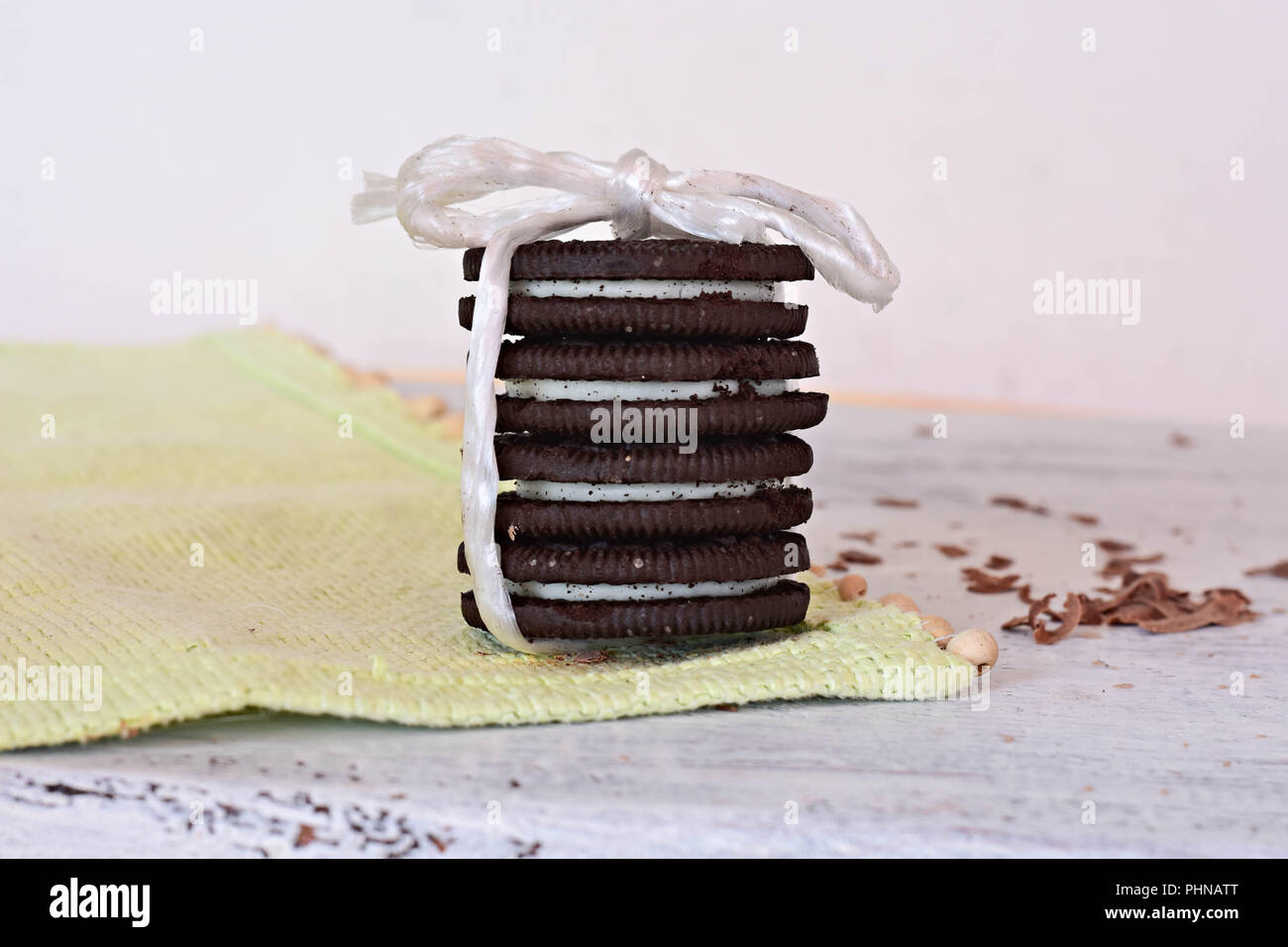 Deliziosi biscotti al cioccolato con crema vaniglia il riempimento/ dolce biscotti al cioccolato Foto Stock