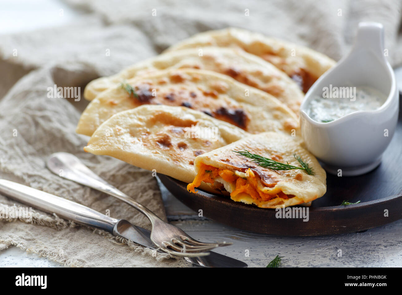 Focaccia con ripieno di zucca. Cucina azerbaigiana. Foto Stock
