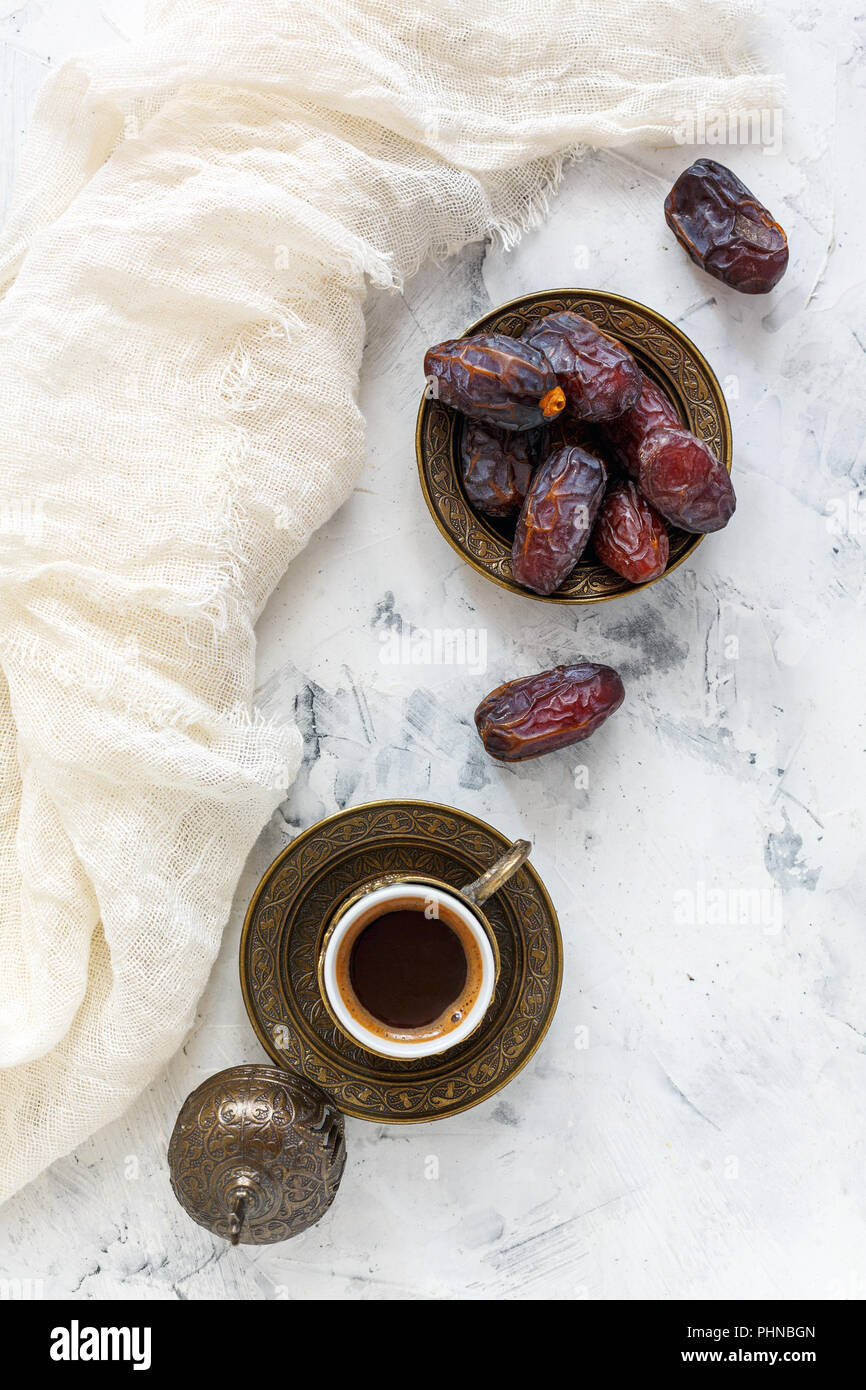 Il caffè nero e le date su una targa di bronzo. Foto Stock