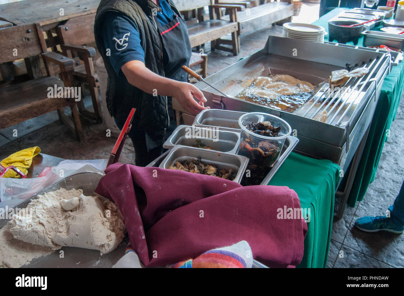 Rendendo le empanadas in un ristorante Foto Stock
