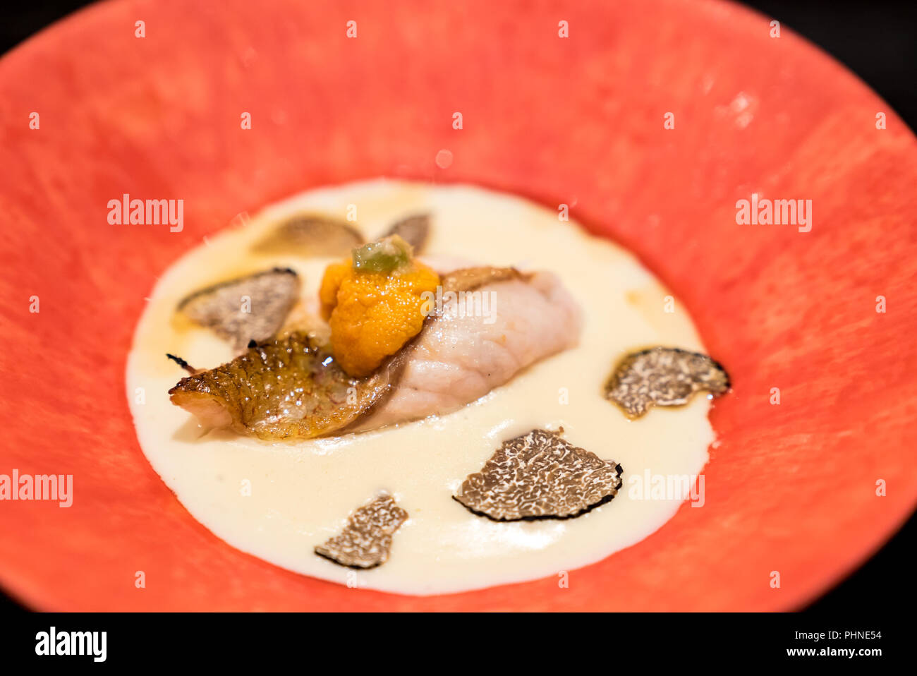 Grill di spigola con ricci di mare Foto Stock