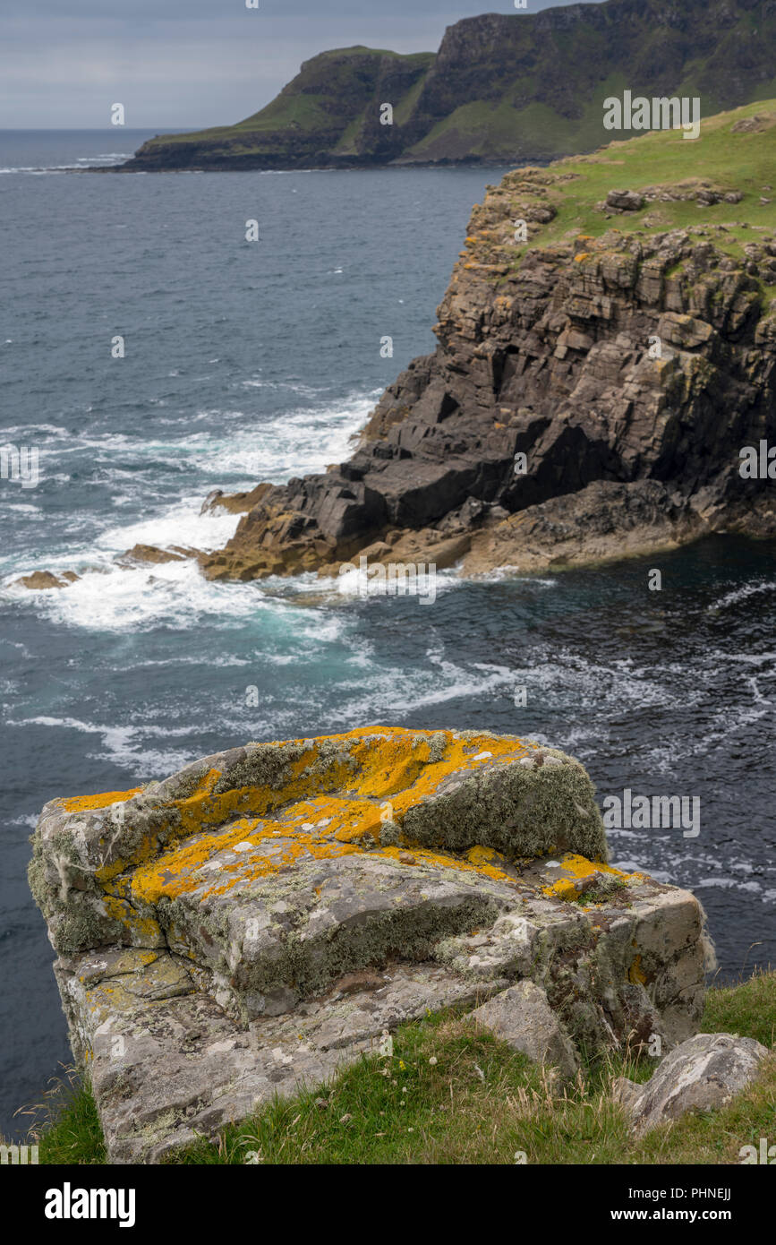 Drammatiche scogliere sul mare sulla costa dell'isola di Muck nelle Ebridi Interne, al largo della costa occidentale della Scozia settentrionale. Foto Stock