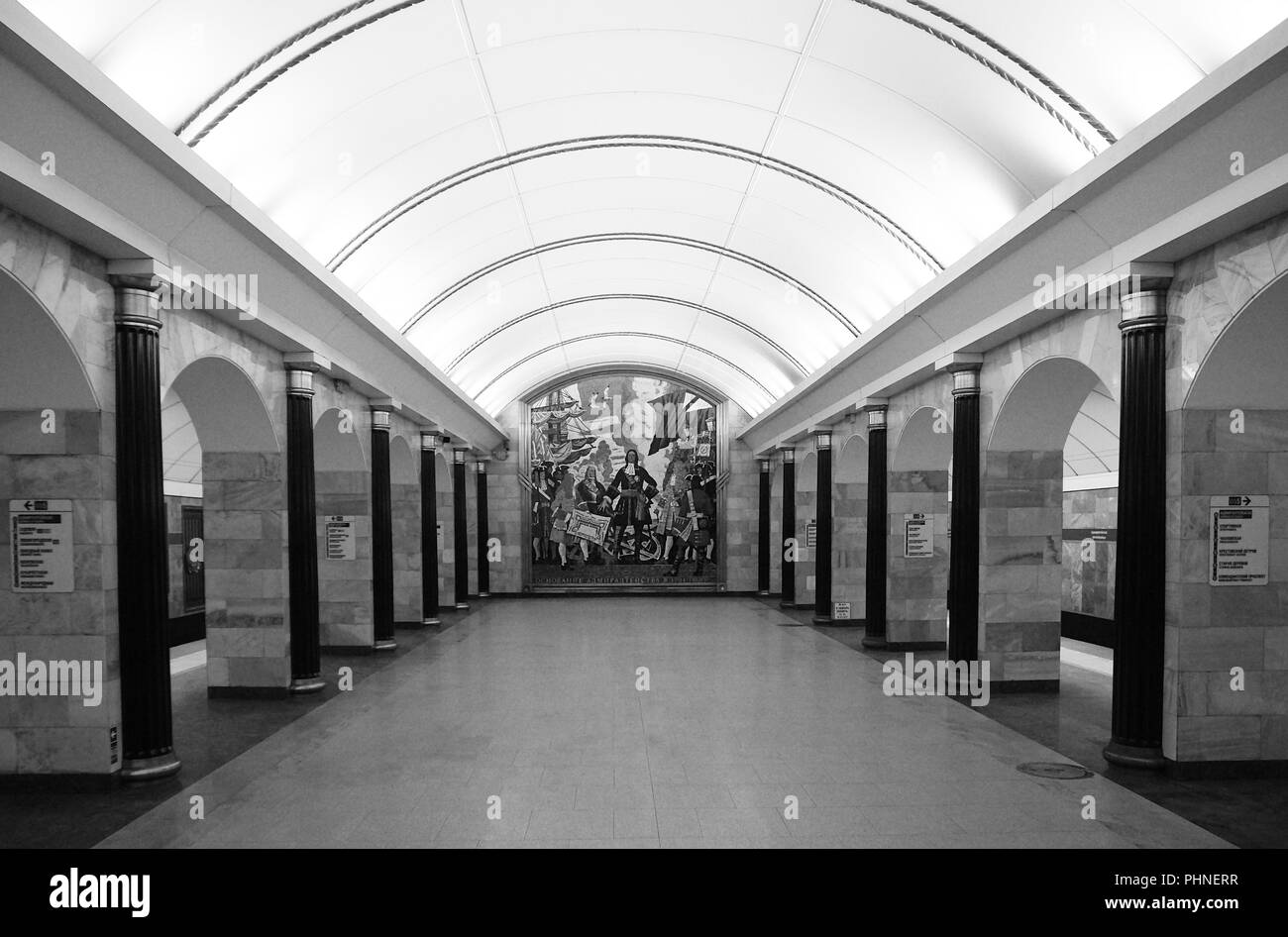 Il frammento dell'interno dell'Admiralteiskaya stazione della metropolitana Foto Stock
