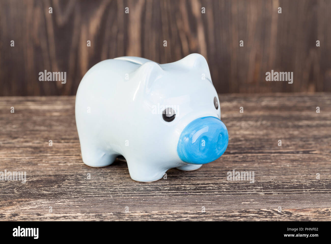 Blue Pig salvadanaio su una tavola nera, primo piano di un luogo per risparmiare monete Foto Stock