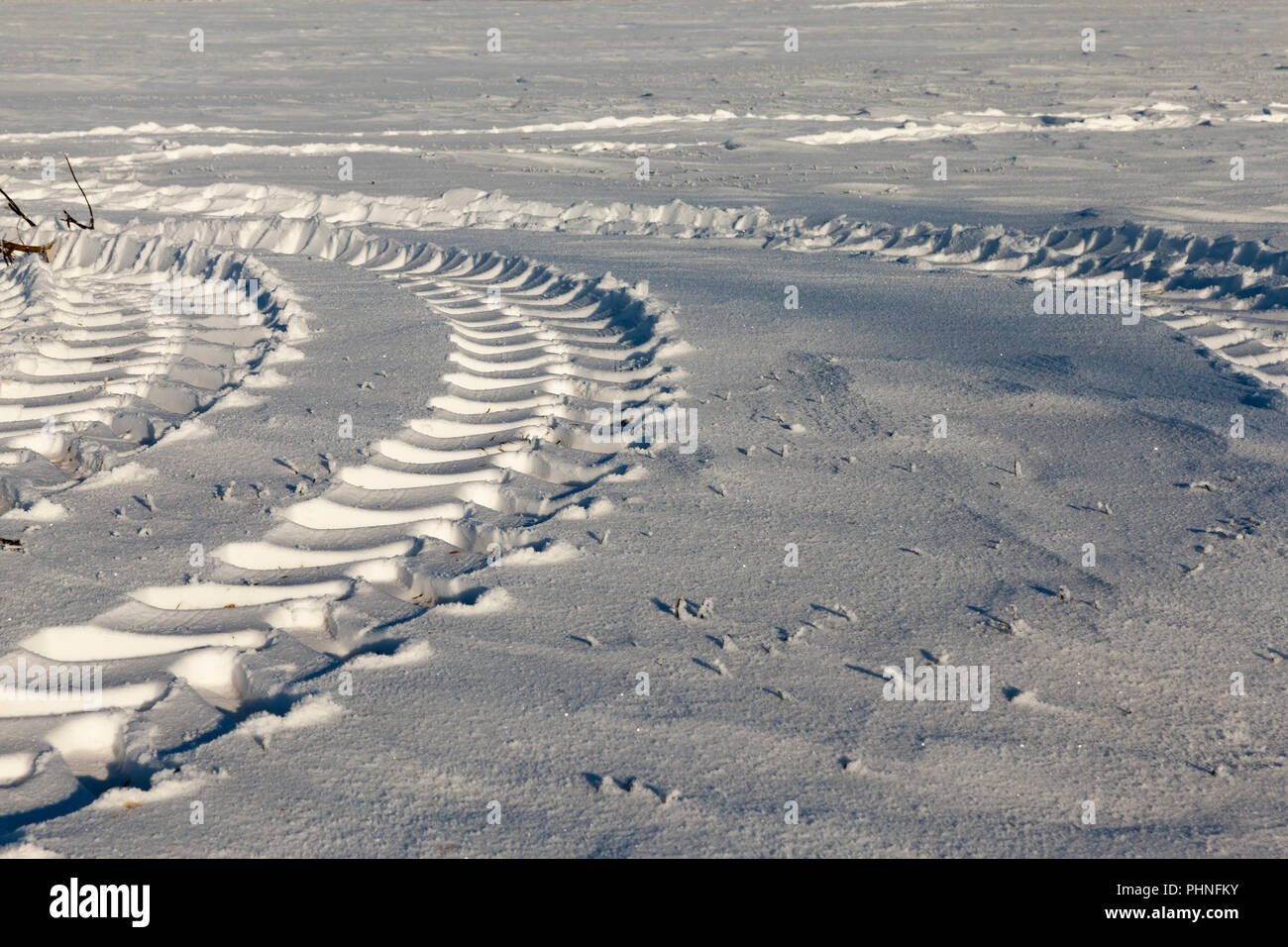 Carrello sulla neve la svolta a sinistra della zona agricola Foto Stock