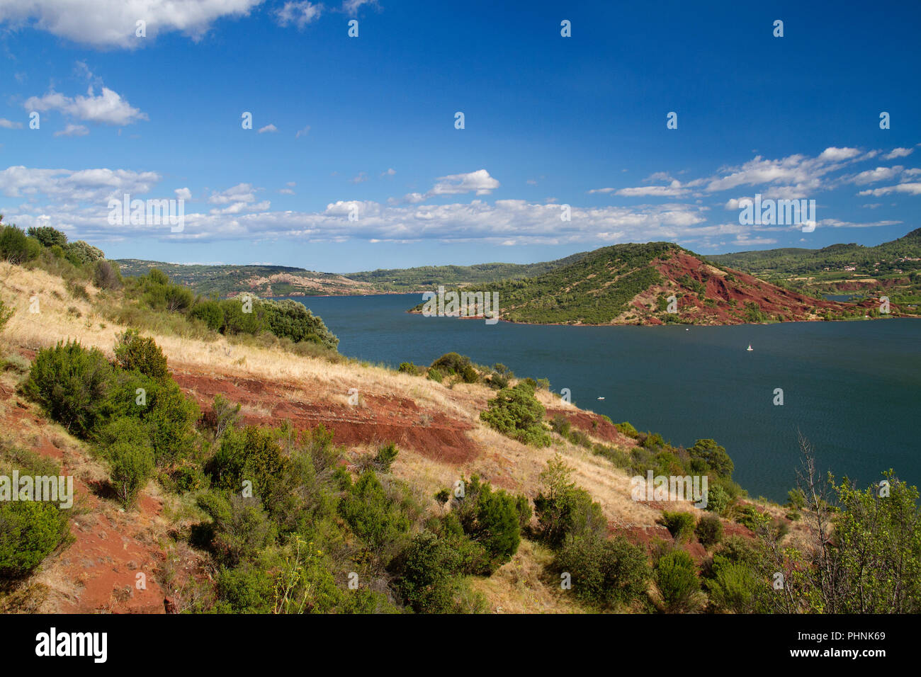 Colore rosso Permiano depositi, i cosiddetti "ruffes', argilloso ricco di sedimenti in ossido di ferro, vicino a Lac du Salagou nel sud della Francia Foto Stock