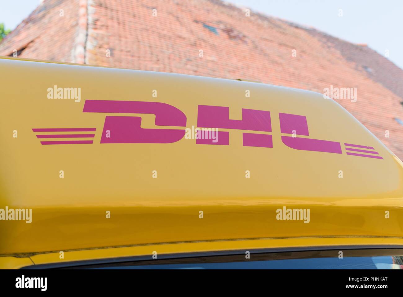 Regensburg, Germania, maggio 18, 2018 Close-up di dhl delivery van Foto Stock