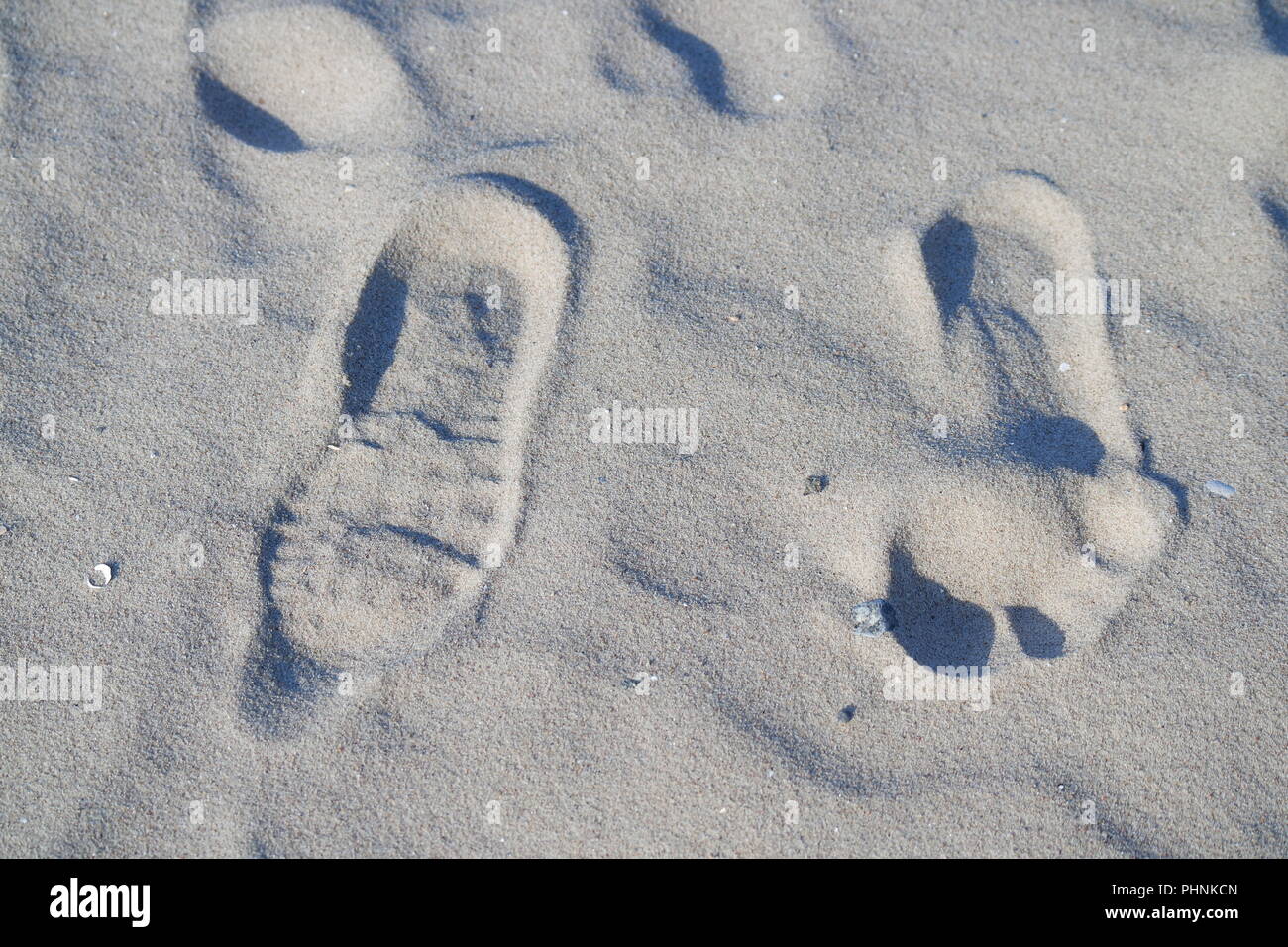 Footprints a piedi nudi e con suola in sabbia Foto Stock