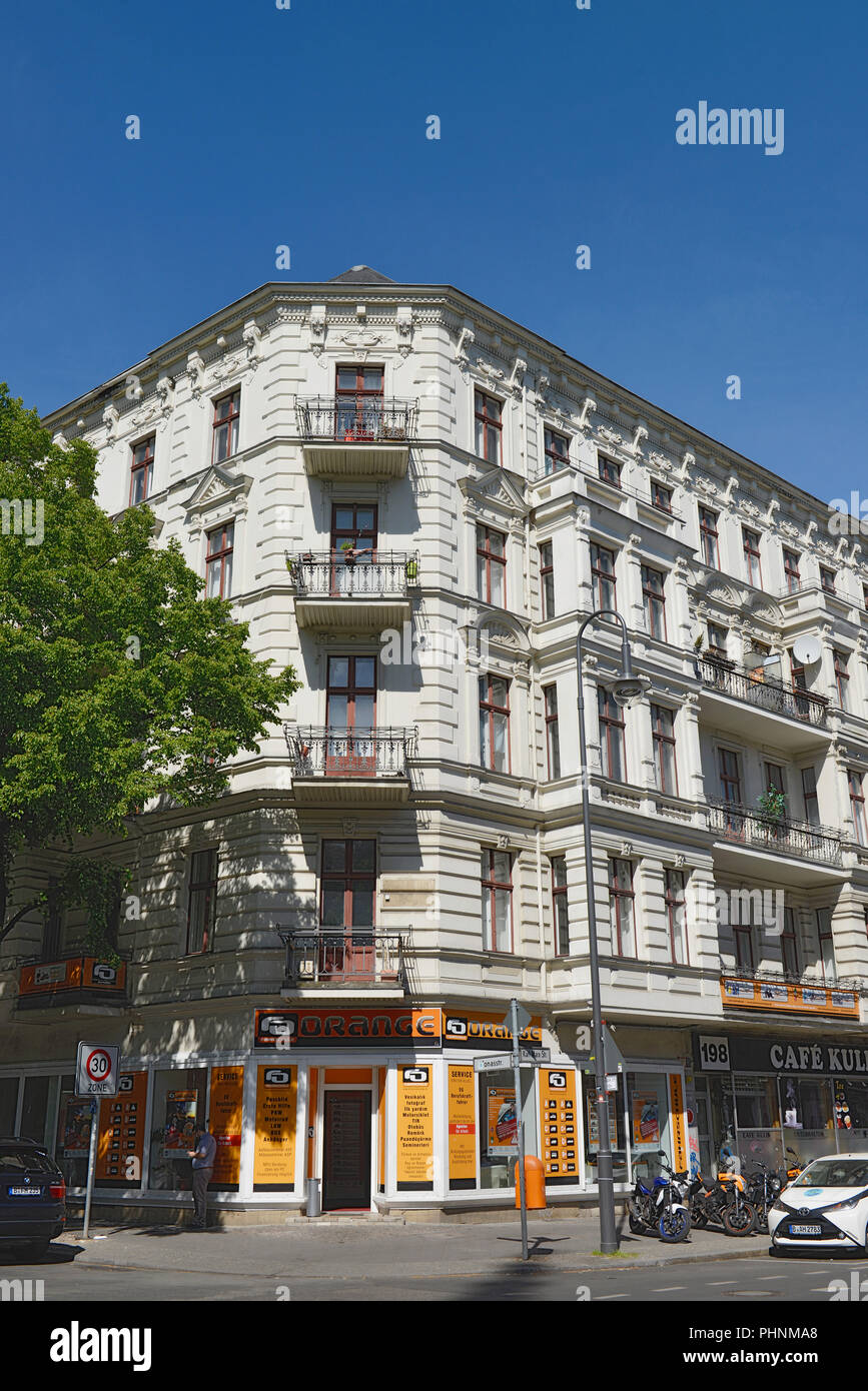 Altbauten, Karl-Marx-Strasse, Neukoelln, Berlino, Deutschland Foto Stock