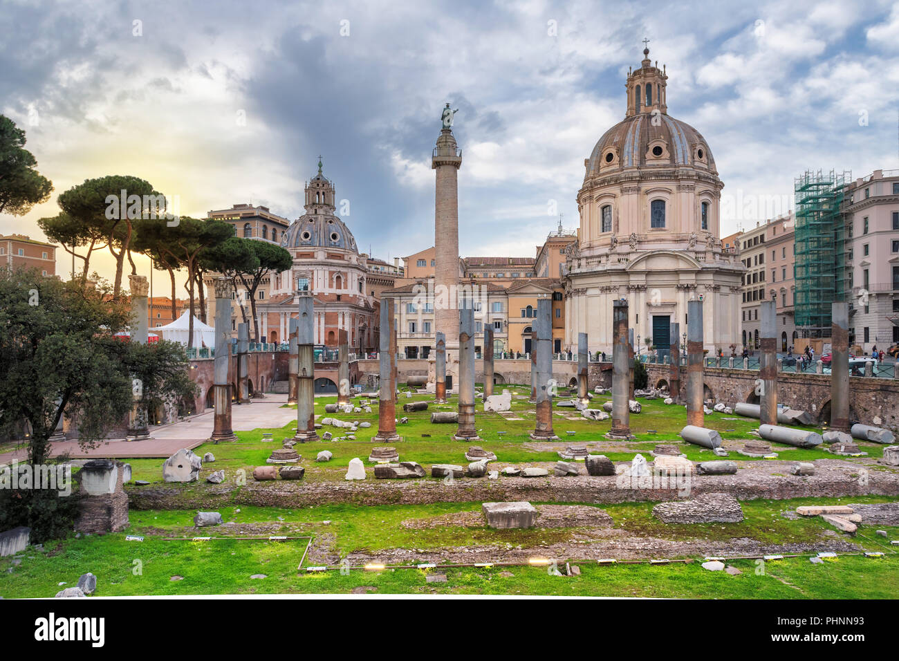 Vista al tramonto di Roma, Italia. Il Foro di Traiano e Basilica Ulpia, in Roma, Italia. Foto Stock