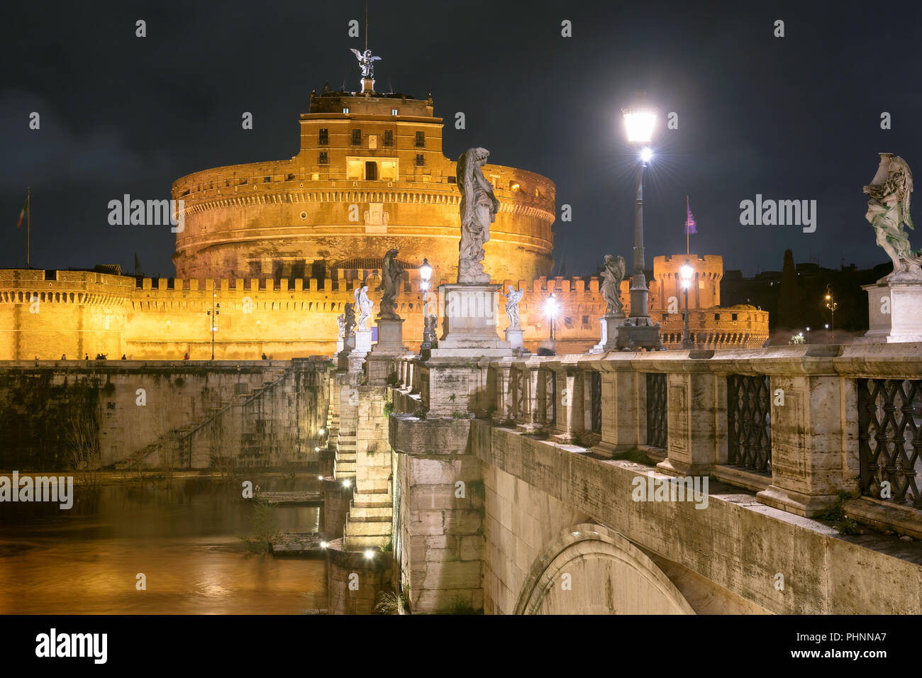 Castel Sant'Angelo di notte con il sant angelo bridge. Roma, Italia. Foto Stock