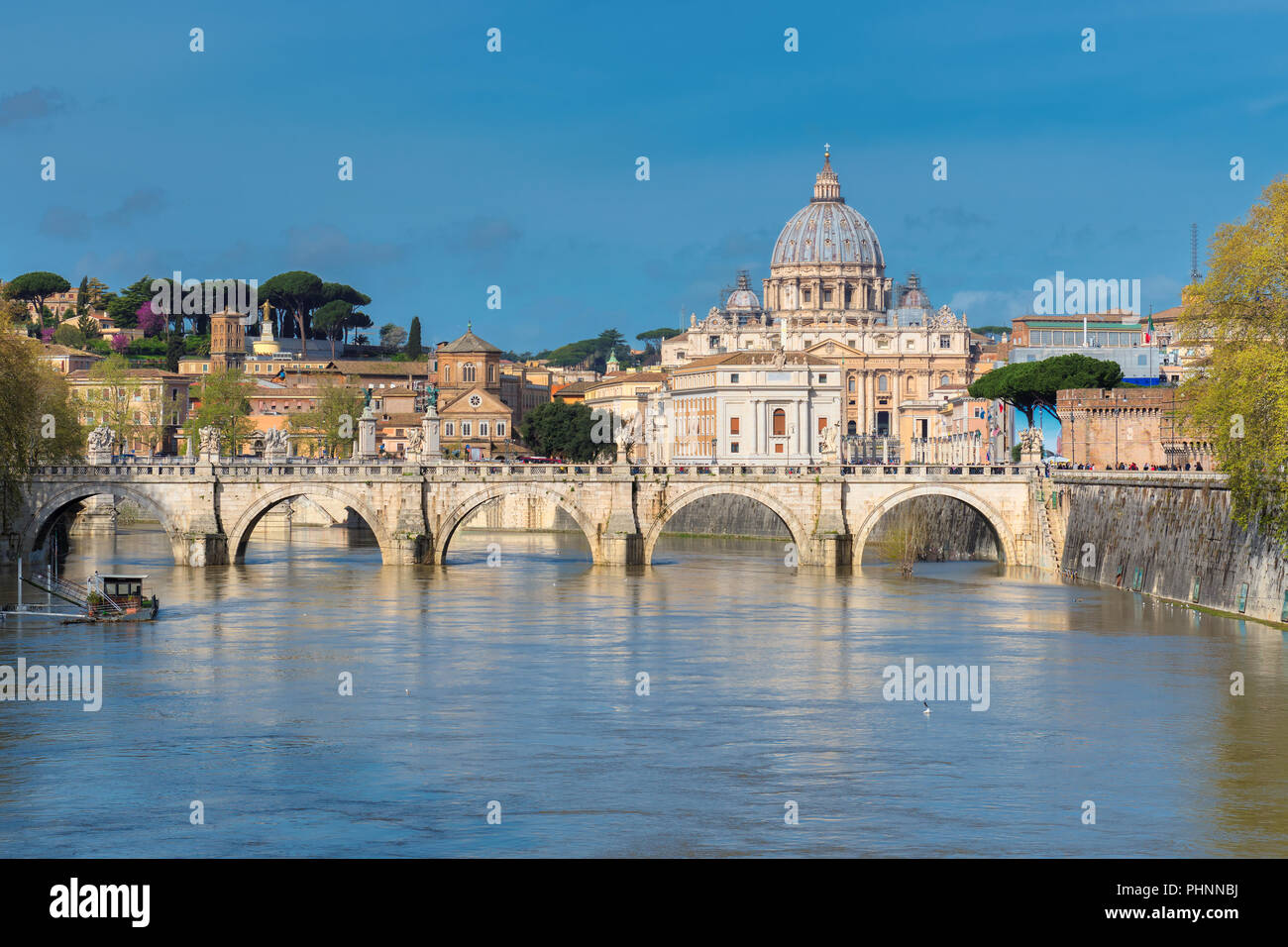 Bellissima vista della Basilica di San Pietro con ponte in Vaticano, Roma, Italia. Foto Stock