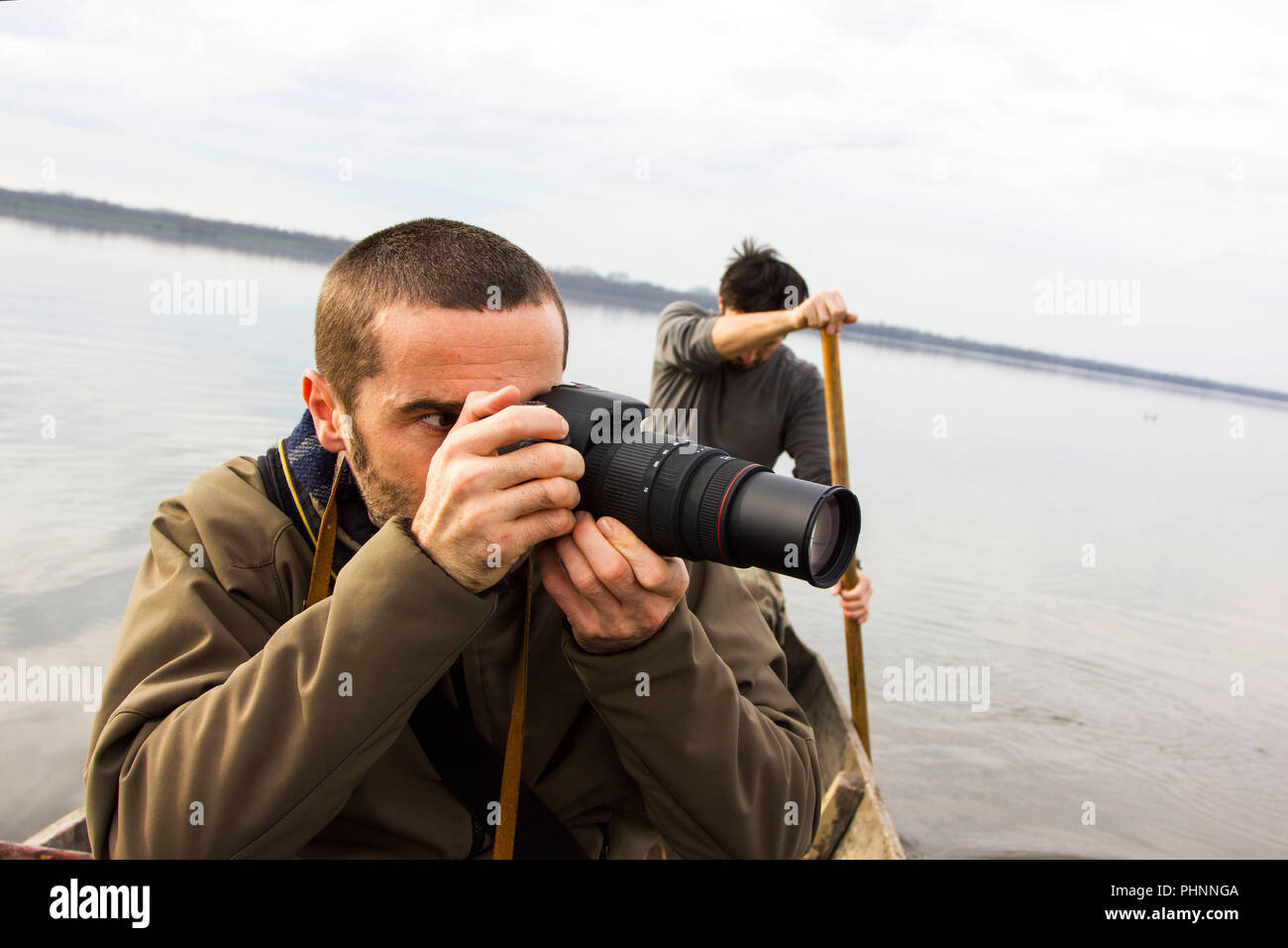 Gli uomini in barca sul fiume, tiro, avventura, real Foto Stock