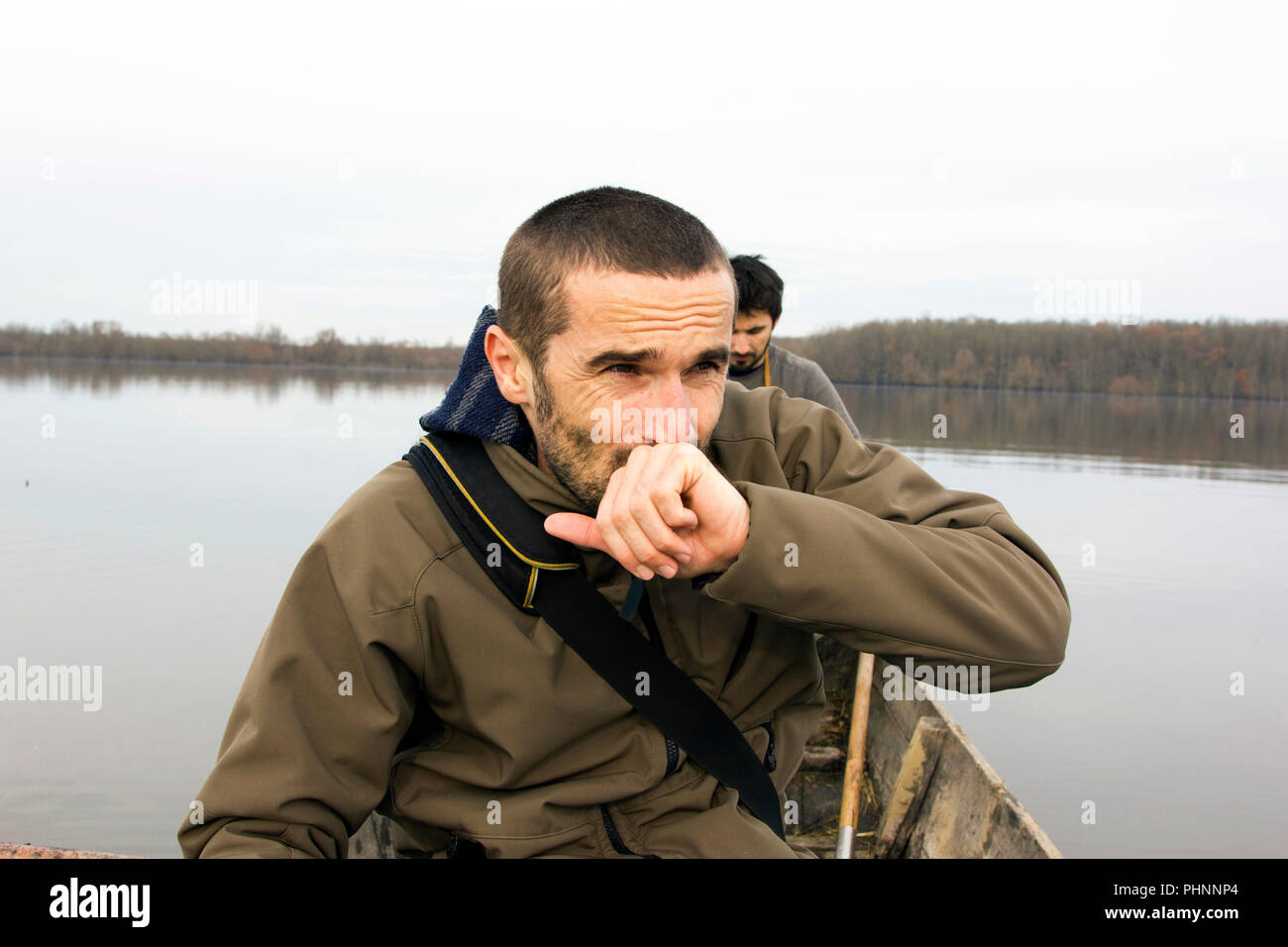 Gli uomini in barca sul fiume, tiro, avventura, real Foto Stock