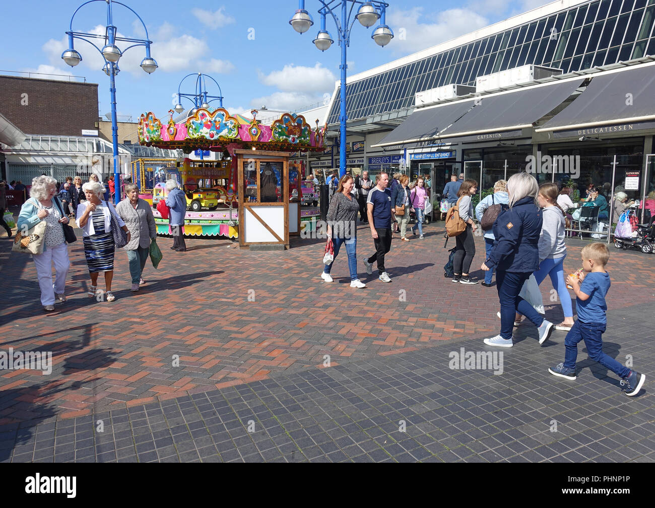 Il premiato Bury mercato all aperto in Greater Manchester contiene decine di bancarelle e attrae grandi folle, inclusi i tour in pullman da molti chilometri di distanza. Foto Stock