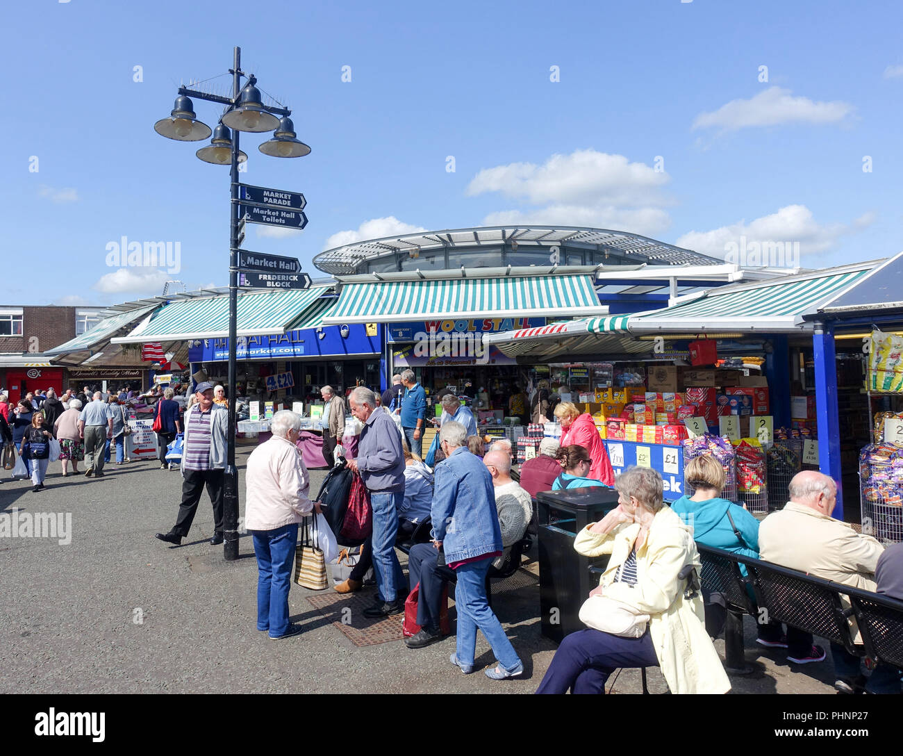 Il premiato Bury mercato all aperto in Greater Manchester contiene decine di bancarelle e attrae grandi folle, inclusi i tour in pullman da molti chilometri di distanza. Foto Stock