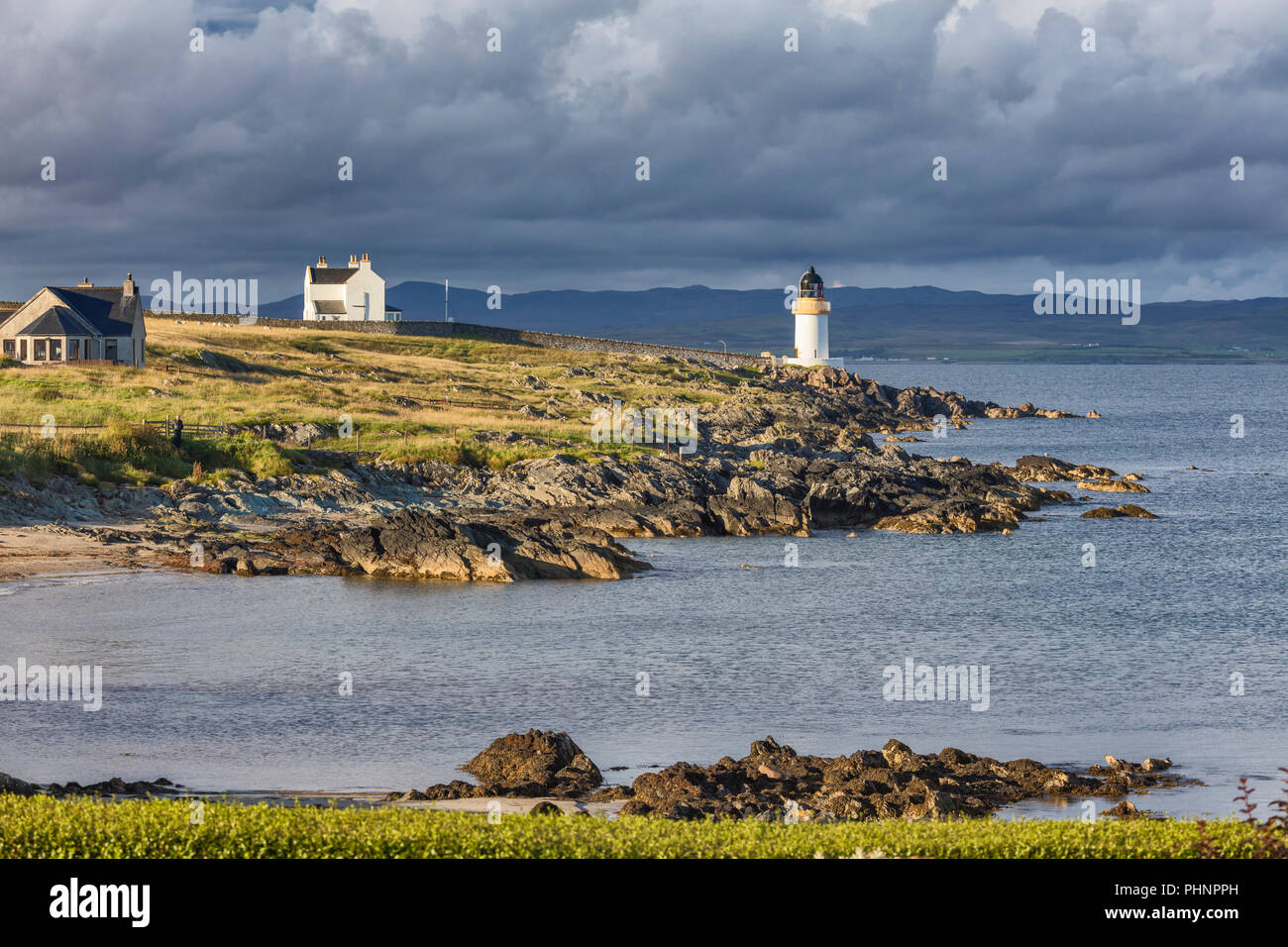 Costa del Mare con il faro, Port Charlotte, Islay, Ebridi Interne, Argyll, Scotland, Regno Unito Foto Stock