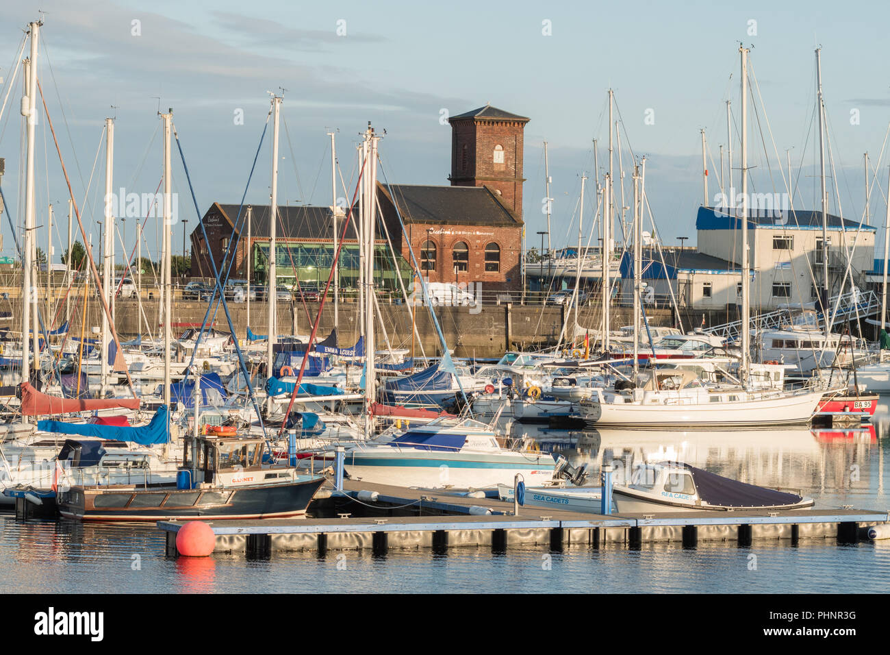 Clyde Marina e la vecchia casa potenza Adrossan Harbour, ora Cecchinis Italiana Bistro Bar e ristorante, Ardrossan, Scotland, Regno Unito Foto Stock