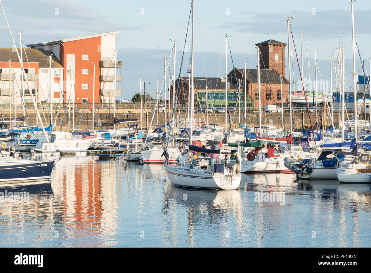 Yacht che arrivano a Clyde Marina e la vecchia casa potenza Adrossan Harbour, ora Cecchinis Italiana Bistro Bar e ristorante, Ardrossan, Scotland, Regno Unito Foto Stock