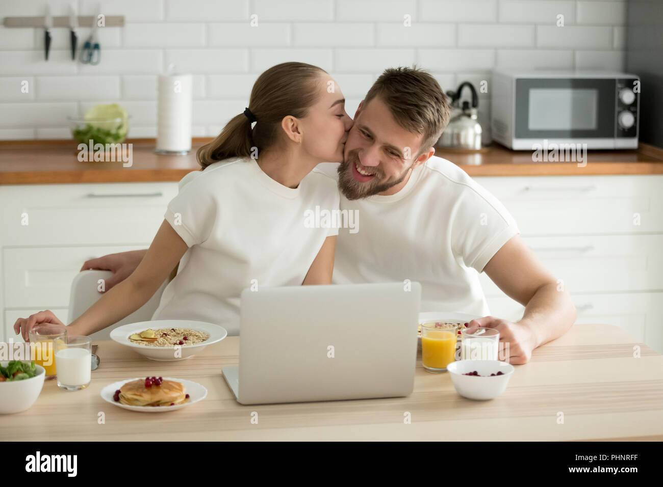 Coppia romantica kiss gustando una deliziosa colazione salutare al hom Foto Stock