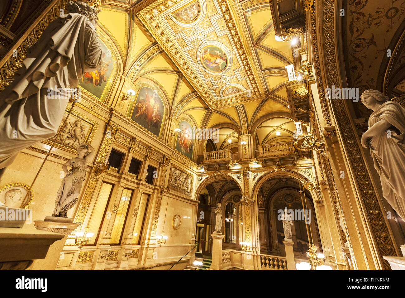 Vienna,Austria-20 maggio 2019: sala interna dell'Opera di Stato di Vienna all'interno Foto Stock