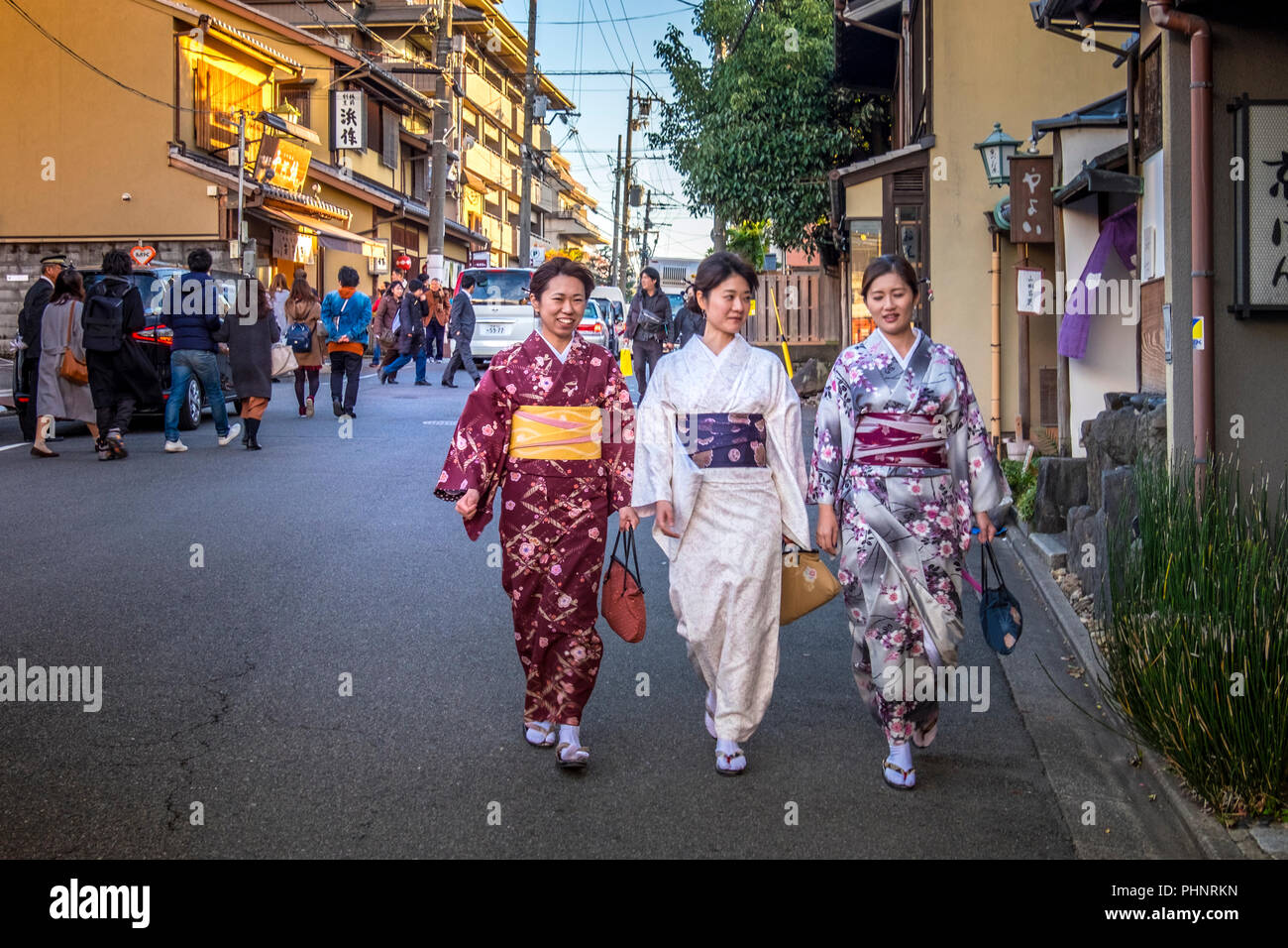 Autunno passeggiata mattutina nel quartiere di Higashiyama, Kyoto, Giappone Foto Stock