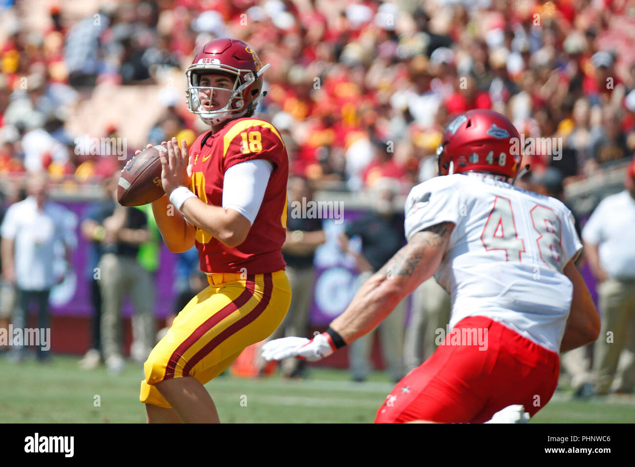 Settembre 01, 2018 USC Trojans quarterback JT Daniels #18 genera un pass durante la partita di calcio tra la USC Trojans e la UNLV ribelli al Los Angeles Coliseum di Los Angeles, California. Charles Baus/CSM Foto Stock