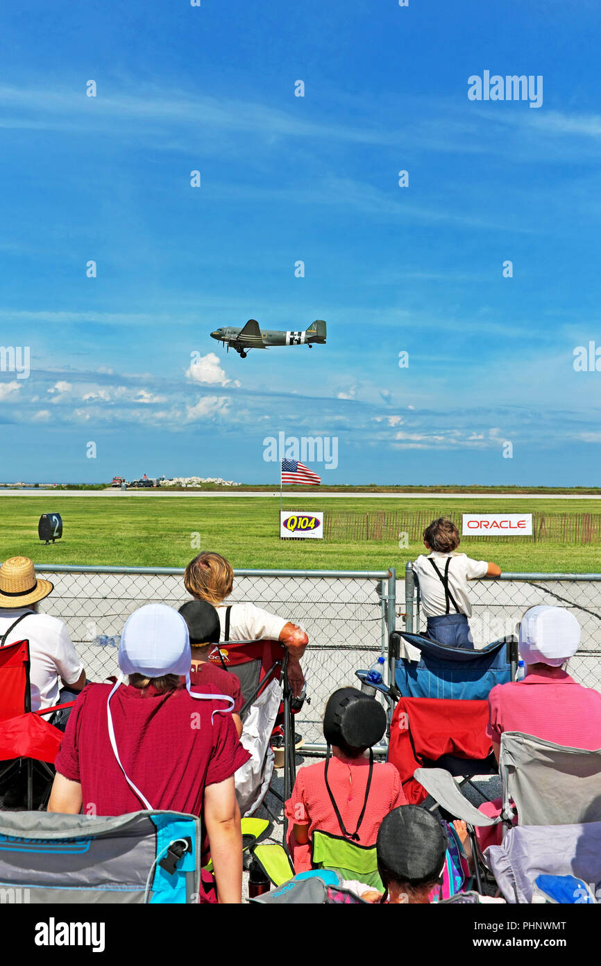 Cleveland, Ohio, USA, 1 settembre 2018. Gli spettatori Amish guardano mentre un aereo passa sopra una bandiera degli Stati Uniti al 54° Annual Cleveland National Air Show al Burke Lakefront Airport di Cleveland, Ohio, USA. Crediti: Mark Kanning/Alamy Live News. Foto Stock