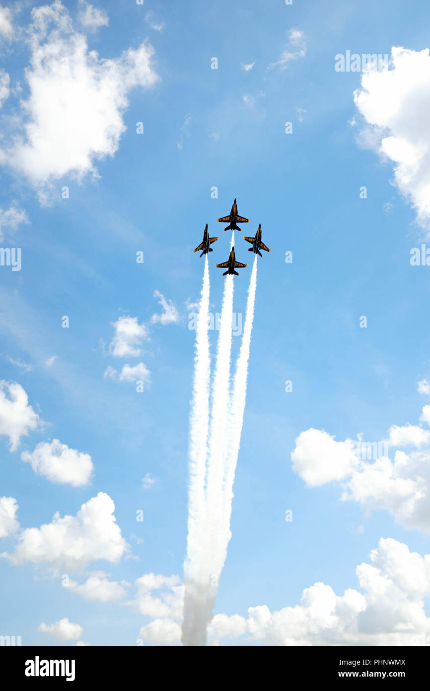 Cleveland, Ohio, USA, 1 settembre, 2018. Gli Stati Uniti Navy Blue Angels mostrare una formazione a 54th annuale nazionale di Cleveland Air Show, uno dei premier air mostra negli Stati Uniti. Fondata nel 1946, il Blue Angels dimostrazione di volo squadrone è la seconda più antica battenti team acrobatico nel mondo. Qui sono in volo sull'Aeroporto Burke Lakefront per noi il lavoro weekend di vacanza air show. Credito: Mark Kanning/Alamy Live News. Foto Stock