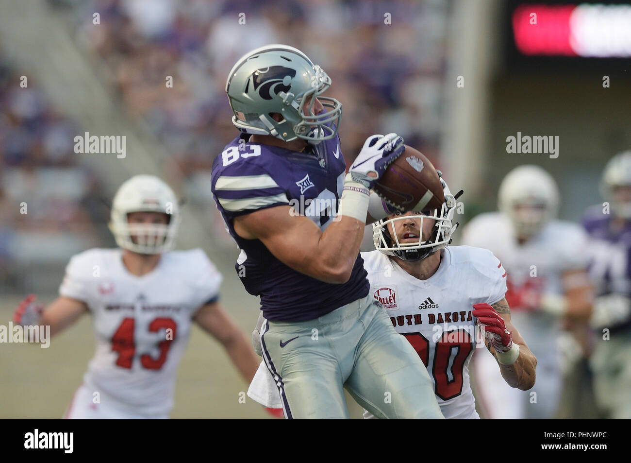 Manhattan Kansas, Stati Uniti d'America. 01 Sep, 2018. Kansas State Wildcats wide receiver Dalton Schoen #83 rende una ricezione durante il NCAA Football gioco tra il South Dakota Coyote e il Kansas State Wildcats al Bill Snyder famiglia Stadium di Manhattan, Kansas. Kendall Shaw/CSM/Alamy Live News Foto Stock