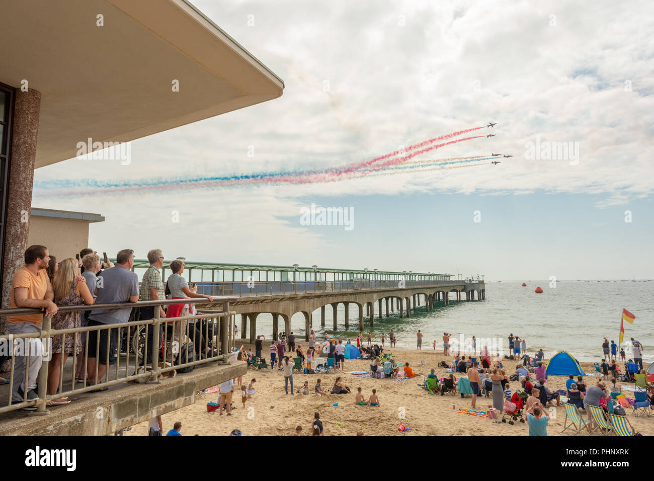 Bournemouth, Dorset, Regno Unito, sabato 1st settembre 2018. La folla di persone guarda dalla spiaggia e dal molo mentre le frecce rosse volano oltre il molo di Boscombe al Bournemouth Air Festival. Foto Stock
