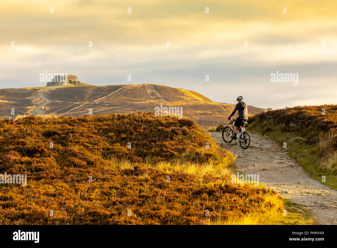 Gamma Clwydian, Nord, Regno Unito. 2 Sep, 2018. Regno Unito: Meteo tempo caldo già al di sopra della gamma Clwydian che divide le contee di Flintshire e Denbighshire. Un inizio di mattina di mountain bike Escursioni in bicicletta tra i colori autunnali lungo la Offa's Dyke percorso verso il vertice di Moel Famau il punto più alto della gamma sul boarder di Flintshire e Denbighshire Foto Stock