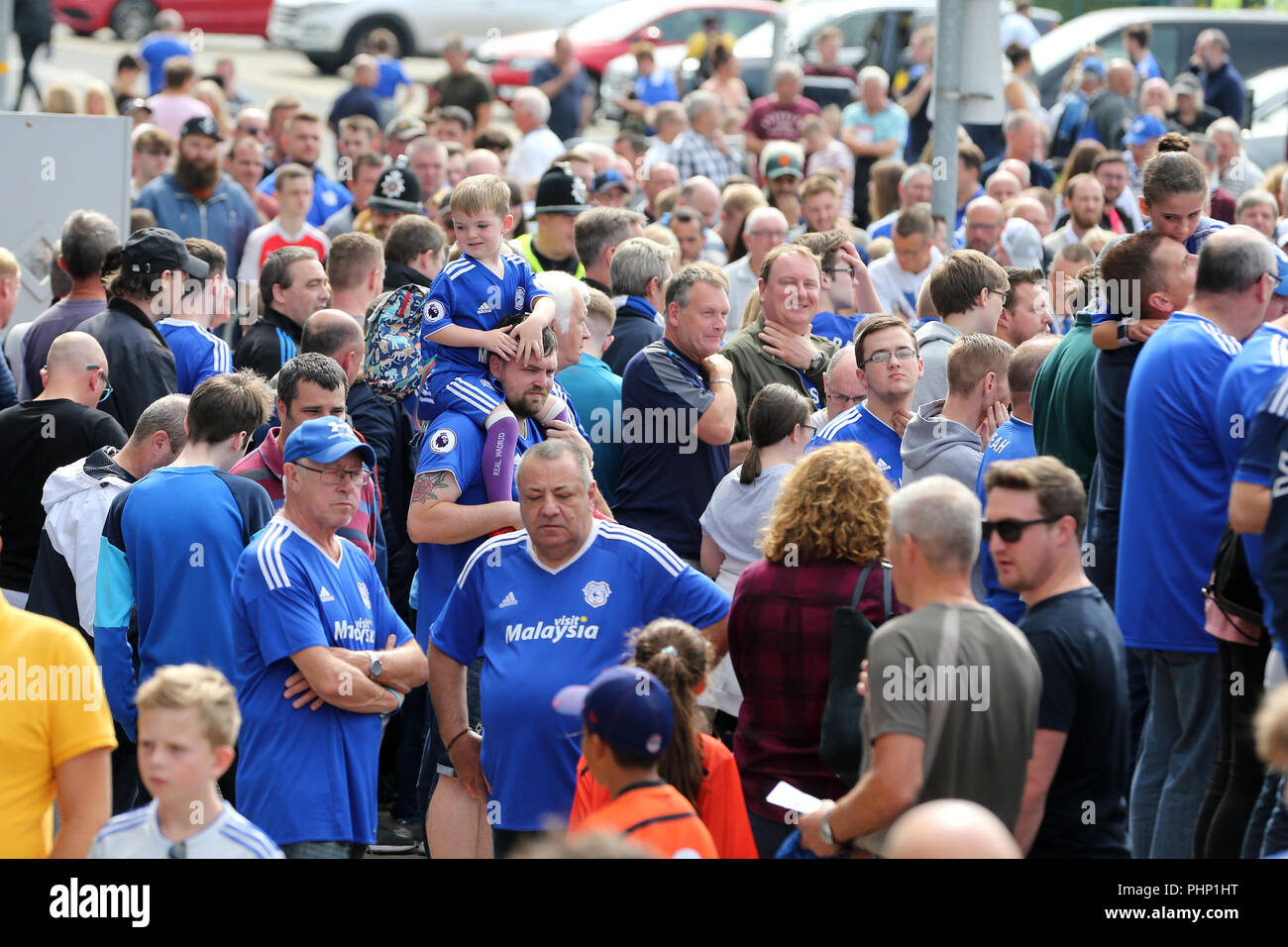 Cardiff, Regno Unito. 02Sep, 2018. Cardiff, Regno Unito. 2° settembre 2018. I fan di Cardiff si mescolano al di fuori del terreno in anticipo di oggi del gioco. Premier League, Cardiff City v Arsenal a Cardiff City Stadium di domenica 2 settembre 2018. Questa immagine può essere utilizzata solo per scopi editoriali. Solo uso editoriale, è richiesta una licenza per uso commerciale. Nessun uso in scommesse, giochi o un singolo giocatore/club/league pubblicazioni. pic da Andrew Orchard/Andrew Orchard fotografia sportiva/Alamy Live news Credito: Andrew Orchard fotografia sportiva/Alamy Live News Foto Stock