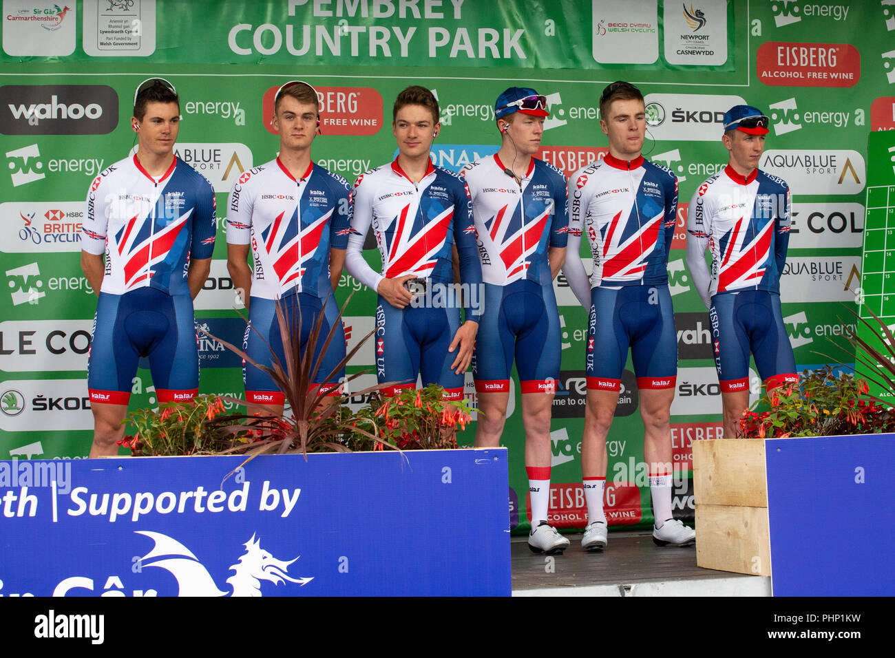La Gran Bretagna professional cycling team sono introdotti prima dell' inizio della fase 1 del tour della Gran Bretagna corsa in bicicletta a partire a Pembrey Country Park. Foto Stock