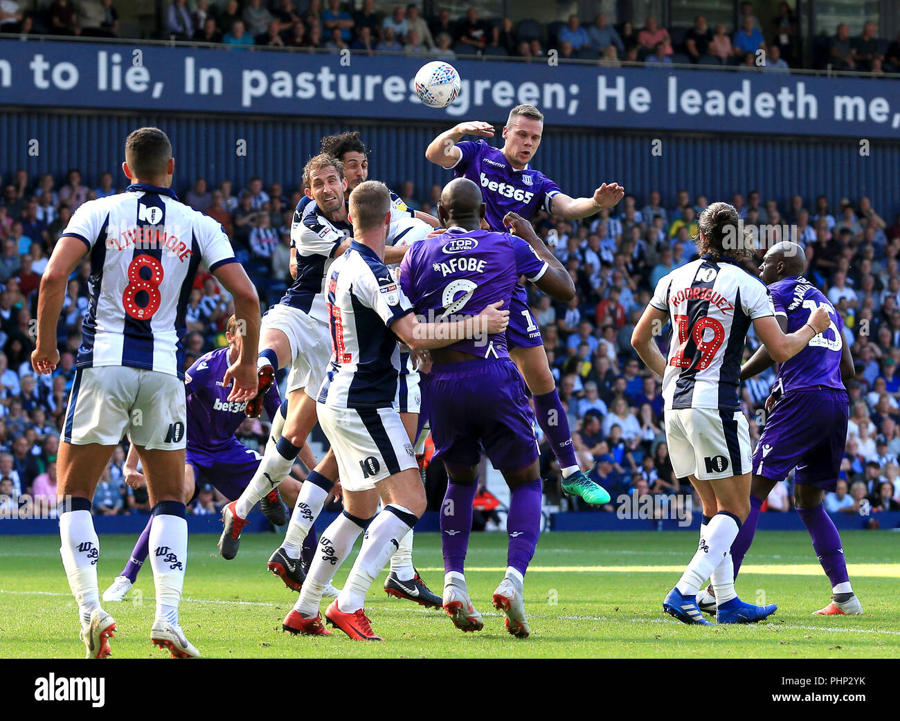 West Bromwich, Regno Unito. Il 1° settembre 2018. Solo uso editoriale, è richiesta una licenza per uso commerciale. Nessun uso in scommesse, giochi o un singolo giocatore/club/league pubblicazioni. Ryan Shawcross di Stoke City sorge più alti ma non riesco a ottenere un colpo sul bersaglio. Credit:Paul Roberts/uno in alto Credito: Paolo Roberts/OneUpTop/Alamy Live News Foto Stock