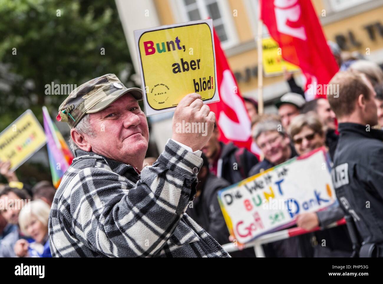 Monaco di Baviera, Germania. 2 Sep, 2018. Un partecipante del neonazi NPD nel rally di Monaco di Baviera detiene una lettura del segno 'diverse, ma sciocco'' a counterdemonstrators, mentre il counterdemonstrators tenere una lettura del segno ''Il mondo è vario.grazie a Dio". Almeno 450 ha mostrato fino ad opporsi alla dimostrazione, anche a chi è chi di Monaco di Baviera e politica bavarese. Credito: ZUMA Press, Inc./Alamy Live News Foto Stock