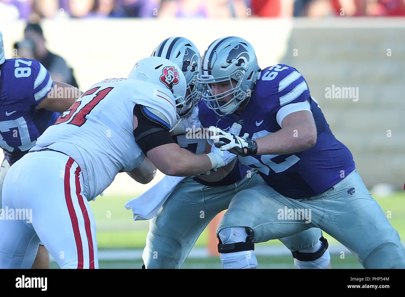 Manhattan Kansas, Stati Uniti d'America. 01 Sep, 2018. Kansas State Wildcats offensive lineman Tyler Mitchell #62 e del South Dakota Coyote defensive lineman Giacobbe Headlee #51 nelle trincee durante il NCAA Football gioco tra il South Dakota Coyote e il Kansas State Wildcats al Bill Snyder famiglia Stadium di Manhattan, Kansas. Kendall Shaw/CSM/Alamy Live News Foto Stock